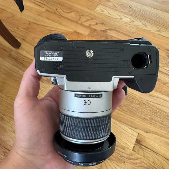 Minolta - Vintage Maxxum 5 Silver and Black SLR Camera with extra lenses - Picture 6 of 8